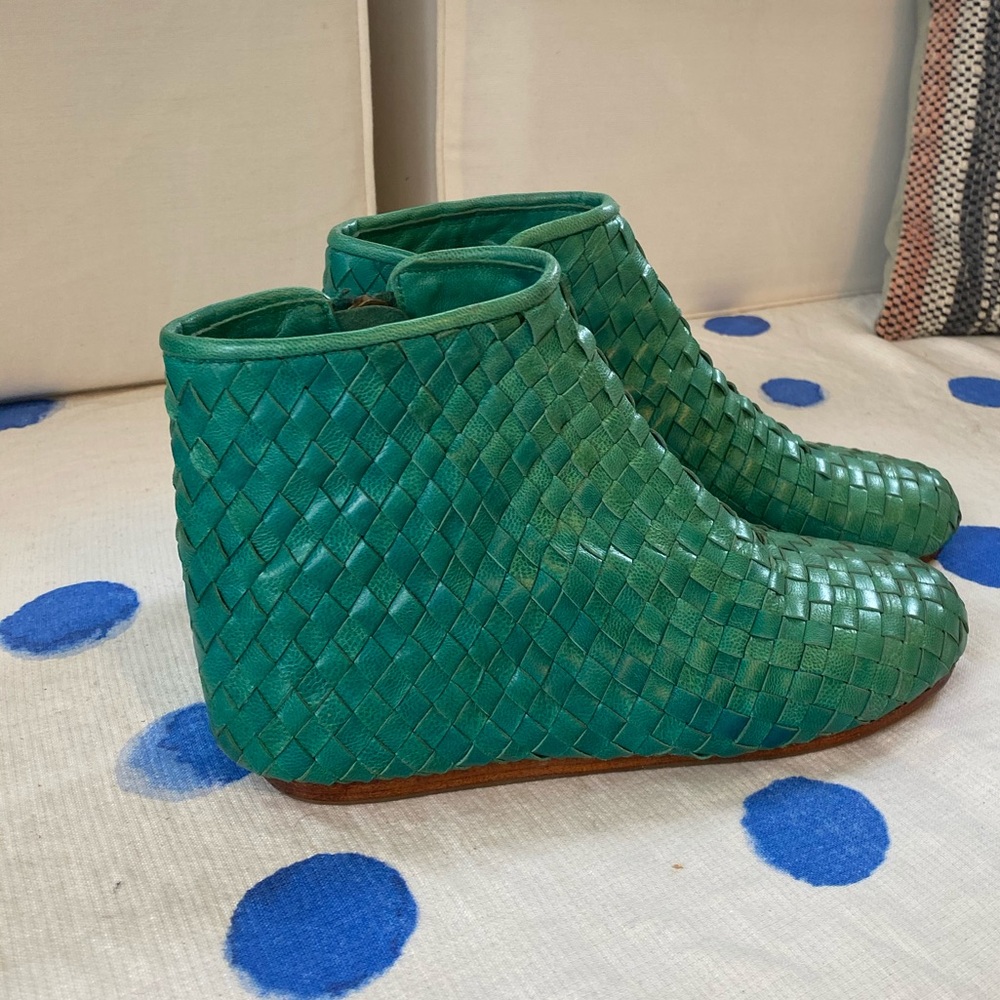100 % soft leather turquoise ombré Booties.